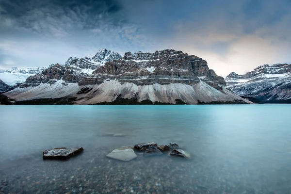 Icy Blue Bow Lake sulla Icefield Parkway — Foto Stock