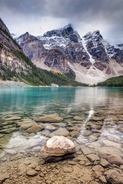 Dark Skies at Moraine Lake — Stock Photo, Image