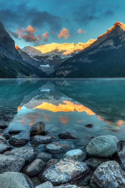 Salida del sol en el Lago Louise en el Parque Nacional Banff — Foto de Stock
