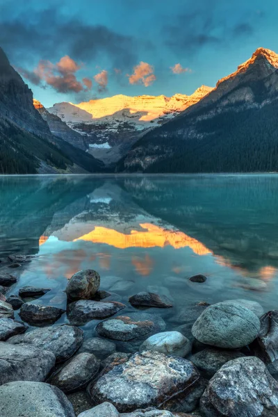 Lake Louise Banff Ulusal Parkı'nda güneş doğarken