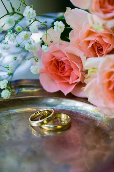 꾸며진된 샴페인 글라스와 장미 식 전에 결혼 반지 — 스톡 사진