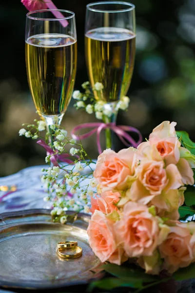 Anillos de boda antes de la ceremonia, con copas de champán decoradas y rosas —  Fotos de Stock