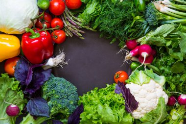 Taze bahar sebze Siyah Kara tahta üzerinde