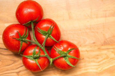 Beyaz arka plan üzerinde izole kırmızı taze domates