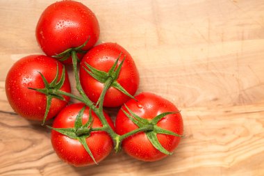 Beyaz arka plan üzerinde izole kırmızı taze domates