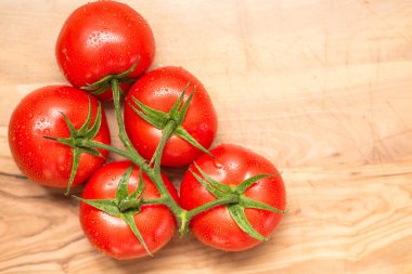 Beyaz arka plan üzerinde izole kırmızı taze domates