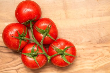 Beyaz arka plan üzerinde izole kırmızı taze domates