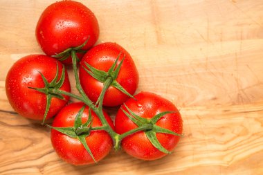 Beyaz arka plan üzerinde izole kırmızı taze domates