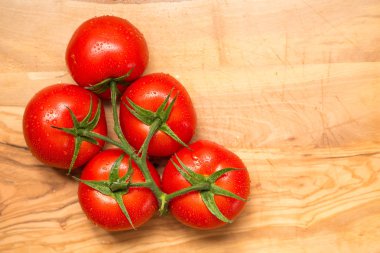 Beyaz arka plan üzerinde izole kırmızı taze domates