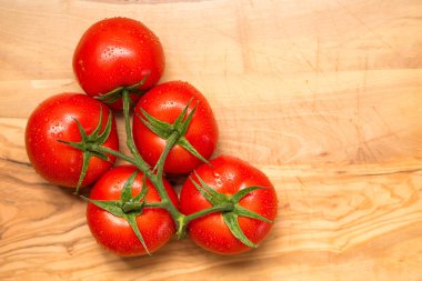 Beyaz arka plan üzerinde izole kırmızı taze domates