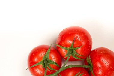 Beyaz arka plan üzerinde izole kırmızı taze domates