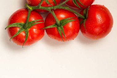 Beyaz arka plan üzerinde izole kırmızı taze domates