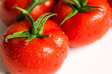 Beyaz arka plan üzerinde izole kırmızı taze domates