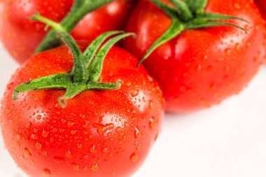 Beyaz arka plan üzerinde izole kırmızı taze domates