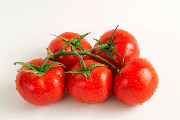 Tomates rojos frescos aislados sobre fondo blanco — Foto de Stock