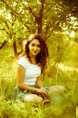 Sabah yeşil bahçe içindeki genç kız