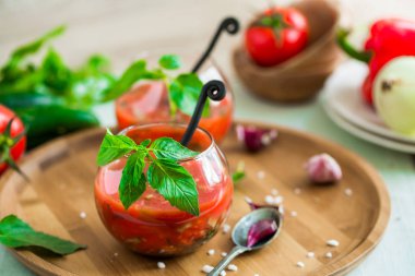 İki cam bardak domates gazpacho çorbası