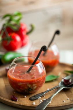 İki cam bardak domates gazpacho çorbası