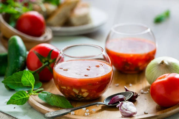 Sopa de gazpacho de tomate en dos tazas de vidrio — Foto de Stock