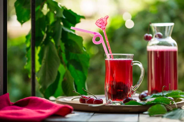 Compota de cereza agria casera en taza de vidrio con frasco en bandeja de bambú —  Fotos de Stock