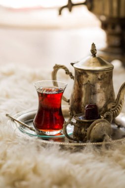 Vintage su ısıtıcısı ve tarihleri meyve cam çay seti oryantal tarzı armut şeklinde