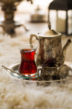 Vintage su ısıtıcısı ve tarihleri meyve cam çay seti oryantal tarzı armut şeklinde