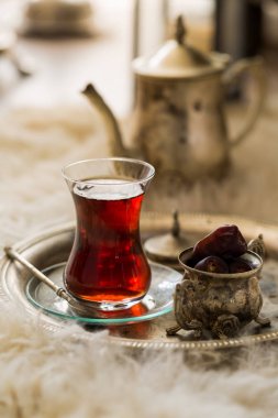 Vintage su ısıtıcısı ve tarihleri meyve cam çay seti oryantal tarzı armut şeklinde