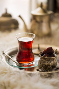 Vintage su ısıtıcısı ve tarihleri meyve cam çay seti oryantal tarzı armut şeklinde