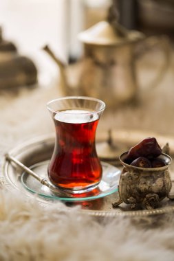 Vintage su ısıtıcısı ve tarihleri meyve cam çay seti oryantal tarzı armut şeklinde