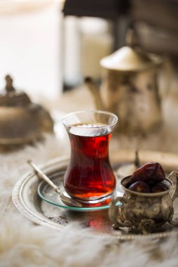 Vintage su ısıtıcısı ve tarihleri meyve cam çay seti oryantal tarzı armut şeklinde