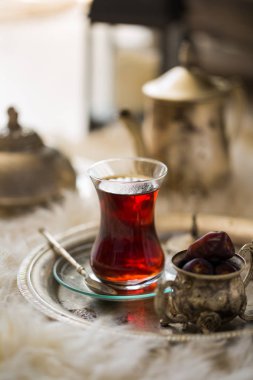 Vintage su ısıtıcısı ve tarihleri meyve cam çay seti oryantal tarzı armut şeklinde