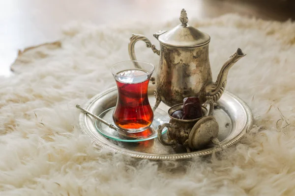 Zestaw do herbaty w stylu orientalnym w pear w kształcie szkła z rocznika owoców czajnik i daty — Zdjęcie stockowe