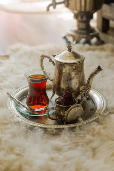 Set de thé de style oriental en verre en forme de poire avec bouilloire vintage et dattes fruits — Photo
