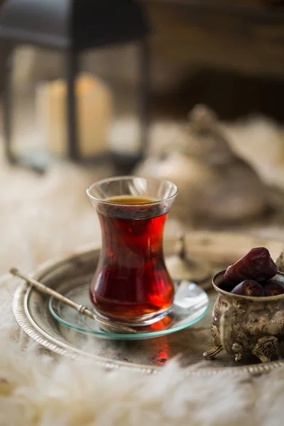 Conjunto de chá em estilo oriental em vidro em forma de pêra com chaleira vintage e tâmaras de frutas — Fotografia de Stock