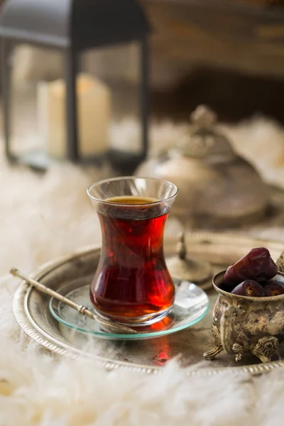 Conjunto de chá em estilo oriental em vidro em forma de pêra com chaleira vintage e tâmaras de frutas — Fotografia de Stock