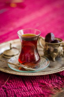 Vintage su ısıtıcısı ve tarihleri meyve cam çay seti oryantal tarzı armut şeklinde