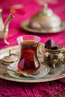 Vintage su ısıtıcısı ve tarihleri meyve cam çay seti oryantal tarzı armut şeklinde