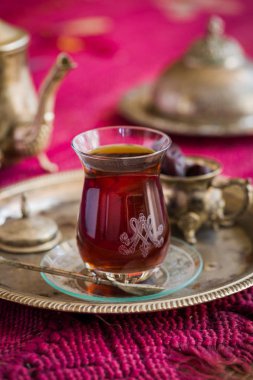 Vintage su ısıtıcısı ve tarihleri meyve cam çay seti oryantal tarzı armut şeklinde