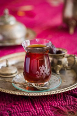 Vintage su ısıtıcısı ve tarihleri meyve cam çay seti oryantal tarzı armut şeklinde