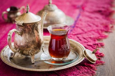 Vintage su ısıtıcısı ve tarihleri meyve cam çay seti oryantal tarzı armut şeklinde