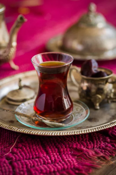 Tee im orientalischen Stil in birnenförmigem Glas mit Vintage-Wasserkocher und Datteln — Stockfoto