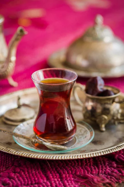 Set de thé de style oriental en verre en forme de poire avec bouilloire vintage et dattes fruits — Photo