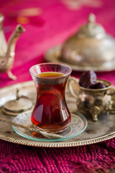 Tee im orientalischen Stil in birnenförmigem Glas mit Vintage-Wasserkocher und Datteln — Stockfoto