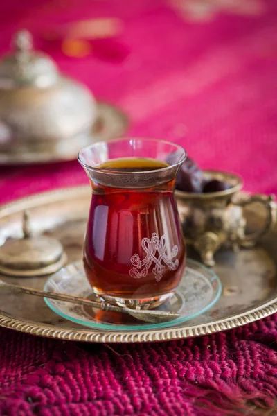 Set de thé de style oriental en verre en forme de poire avec bouilloire vintage et dattes fruits — Photo