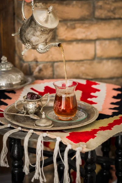 Чай в восточном стиле из грушевого стекла с винтажным чайником и фруктами — стоковое фото