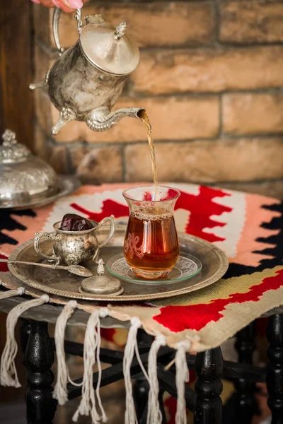 Vintage su ısıtıcısı ve tarihleri meyve cam çay seti oryantal tarzı armut şeklinde — Stok fotoğraf