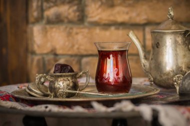 Vintage su ısıtıcısı ve tarihleri meyve cam çay seti oryantal tarzı armut şeklinde