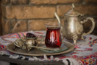 Vintage su ısıtıcısı ve tarihleri meyve cam çay seti oryantal tarzı armut şeklinde