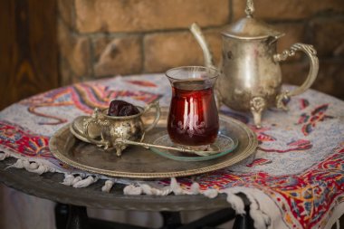Vintage su ısıtıcısı ve tarihleri meyve cam çay seti oryantal tarzı armut şeklinde