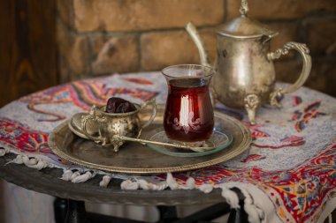 Vintage su ısıtıcısı ve tarihleri meyve cam çay seti oryantal tarzı armut şeklinde